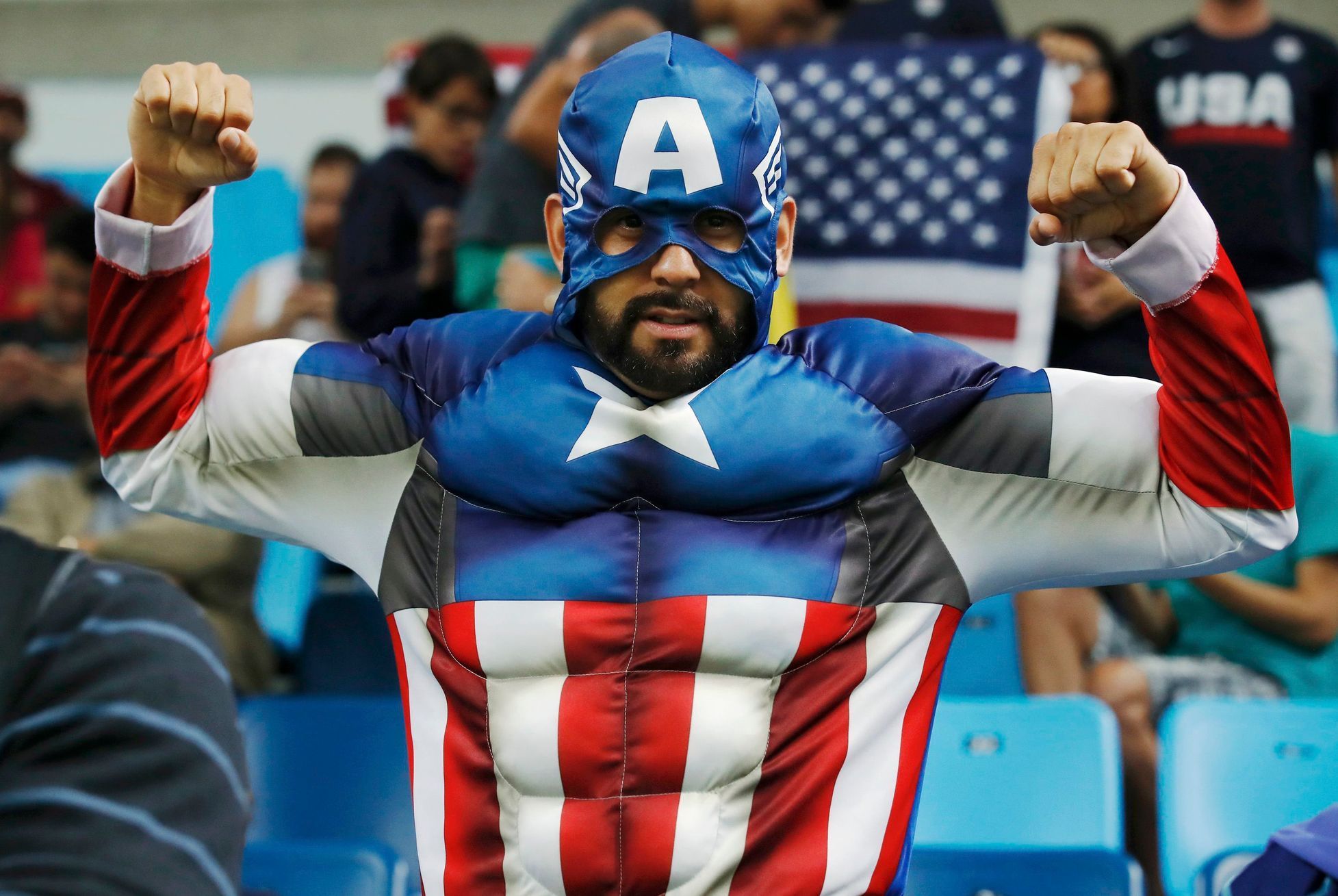 OH 2016: americký basketbalový fanoušek v masce Captain America