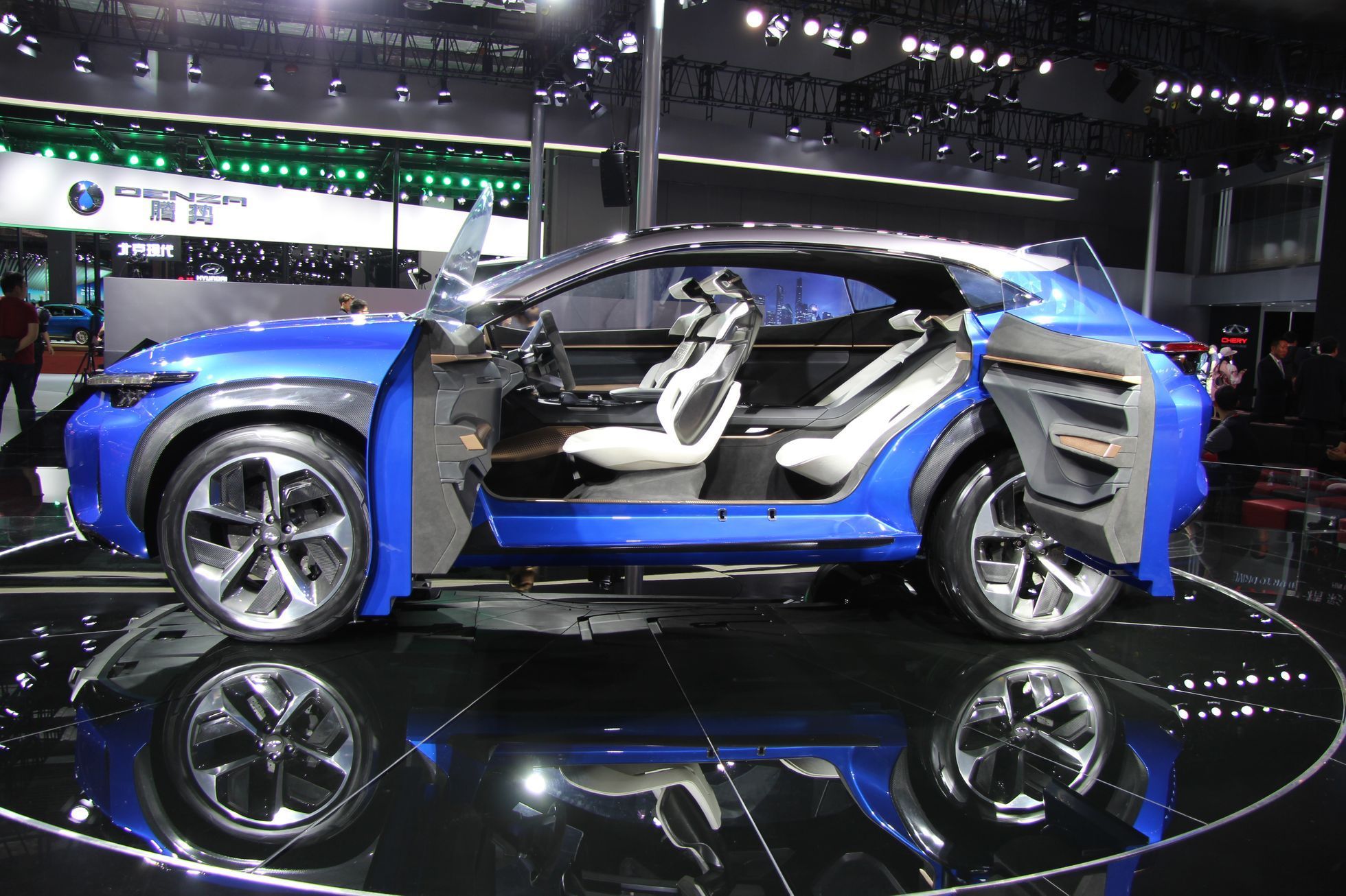 Škoda Vision E a podobná auta ze Šanghaje