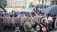 Ten si prohlédla řada lidí, včetně samotných sokolů. Kromě nástupu stráží si tento významný den (pozor, nejde o státní svátek) lidé připomínali různě. V Brně například výstavami, pražský magistrát už ráno vyvěsil sokolskou vlajku, kterou vozily i tramvaje. My se ale vraťme na Pražský hrad.