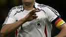 Němec Miroslav Klose slaví branku v síti Walesu v kvalifikačním zápase o postup na Euro 2008.