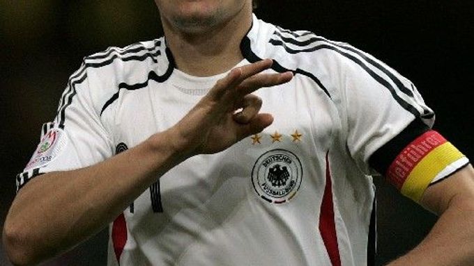 Němec Miroslav Klose slaví branku v síti Walesu v kvalifikačním zápase o postup na Euro 2008.
