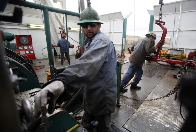 Roughneck Mike Wipf operates the drill on a True Company oil drilling rig outside Watford, North Dakota, October 20, 2012. Thousands of people have flooded into North Dakota to work in state's oil drilling boom. Picture taken October 20, 2012. REUTERS/Jim Urquhart (UNITED STATES - Tags: ENERGY BUSINESS EMPLOYMENT) Published: Říj. 22, 2012, 1:41 odp.