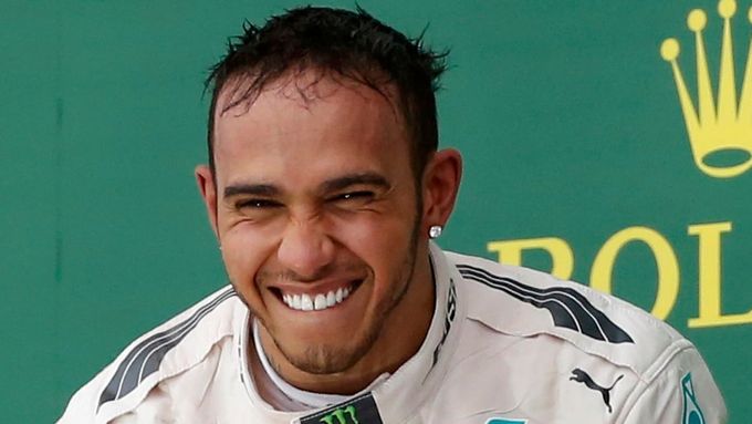 Třetím titulem mistra světa se Lewis Hamilton zařadil mezi ty největší osobnosti formule 1. Podívejte se, s kým vším se může pilot Mercedesu poměřovat.