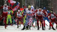 Po startu se tempa ujali Simon Fourcade (20) a Emil Hegle Svendsen (1).