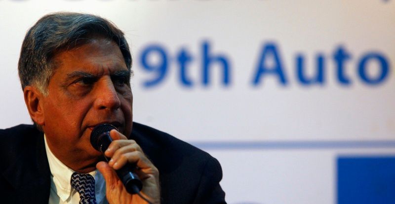 Ratan Tata na tiskové konferenci, krátce po představení auta za 45 tisíc.