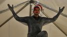 Magician David Blaine performs a demonstration of his upcoming performance "Electrified" during a press briefing in New York, October 2, 2012. During the performance Blaine will wear a custom made metal suit while standing on a 20-foot-high (6 meter) platform on New York City's Pier 54 on the edge of the Hudson River while surrounded by seven metallic orbs, or tesa coils, that will stream 1 million volts of electricity around him for 3 days and nights. REUTERS/Mike Segar (UNITED STATES - Tags: SOCIETY ENTERTAINMENT) Published: Říj. 2, 2012, 7:03 odp.