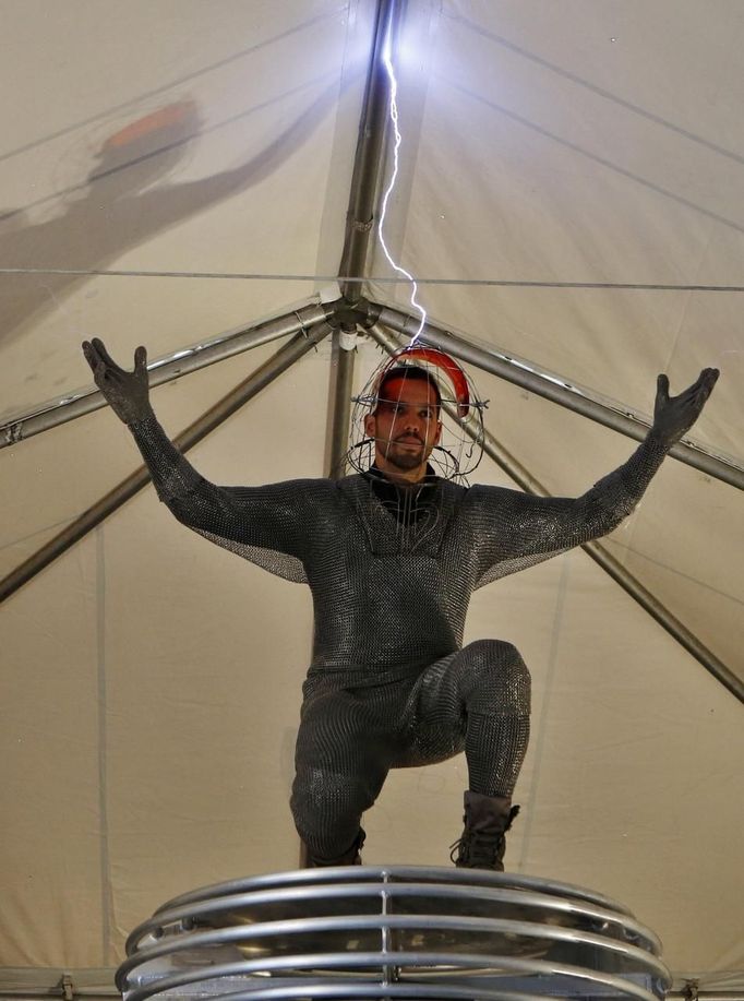 Magician David Blaine performs a demonstration of his upcoming performance "Electrified" during a press briefing in New York, October 2, 2012. During the performance Blaine will wear a custom made metal suit while standing on a 20-foot-high (6 meter) platform on New York City's Pier 54 on the edge of the Hudson River while surrounded by seven metallic orbs, or tesa coils, that will stream 1 million volts of electricity around him for 3 days and nights. REUTERS/Mike Segar (UNITED STATES - Tags: SOCIETY ENTERTAINMENT) Published: Říj. 2, 2012, 7:03 odp.