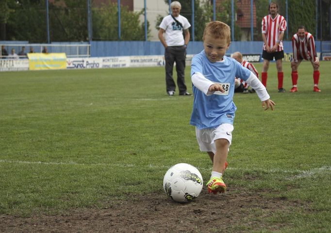 v utkání Slavoj Houslice - Rachna Team během benefice na počest Karla Rachůnka.