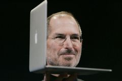 Jobs ve filmu uvede na trh Macintosh, NeXT cube a iPod