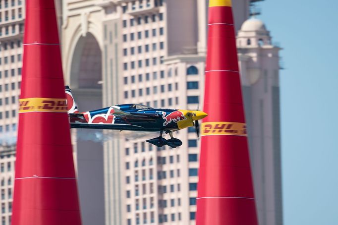 Martin Šonka v závodě Red Bull Air Race v Abú Zábí 2019