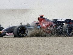 Vitantonio Liuzzi se svým monopostem Toro Rosso nezvládl první zatáčku Velké ceny Francie a s upadlým kolem skončil mimo trať.