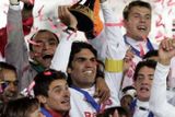 Kapitán Internacionalu Fernandao slaví obklopen svými spoluhráči vítězství na mistrovství světa klubů.