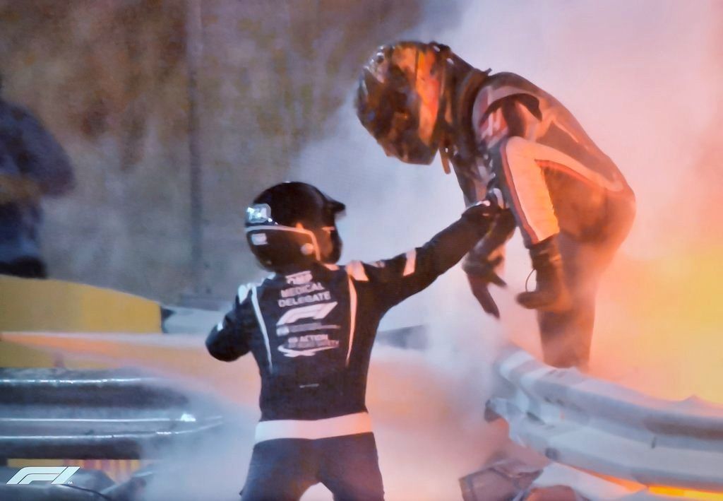 Hořící Haas Romaina Grosjeana ve Velké ceně Bahrajnu formule 1