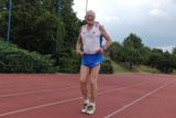 Získávají medaile na mistrovství České republiky, ale i na mistrovství Evropy či světa. Karel Matzner, dlouholetý předseda české veteránské atletiky jich má neuvěřitelných 54. Je mu 85 let, na fotografii právě s úsměvem dobíhá kilometrovou trať. Ve věku, kdy mnozí kilometr ani neujdou, on ho zvládá uběhnou za 5 minut a 49 vteřin.