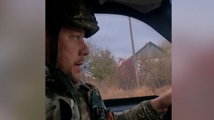 Vím, co kur*a dělám. Adrenalin u evakuace, Ukrajinci upalují na polní cestě 150 km/h
