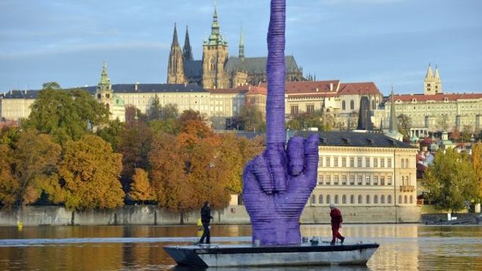 Církev prý chce ukrást Pražský hrad. Výtvarník David Černý má jiné obavy. Vadí mu hradní komunistické manýry a vyjadřuje to dosti drsným způsobem.