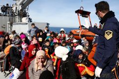 Nasazení NATO v Egejském moři se komplikuje, Turecko zpochybňuje vracení uprchlíků