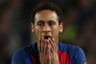 Neymar po vyloučení v Málaze ironicky zatleskal rozhodčímu a přijde o El Clásico