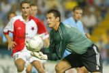 SLAVIA - OSIJEK - Podobnými zádrhely si prošla například Slavia. V roce 2000 ve třetím kole Poháru UEFA narazila na chorvatský Osijek a na jeho hřišti prohrála 0:2.