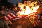 "Smrt Americe." V íránském parlamentu se po Trumpově oznámení pálila vlajka USA