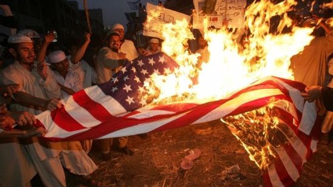 Pálení americké vlajky často doprovází protesty proti USA - na archivním snímku protesty v Pákistánu. Ilustrační foto.
