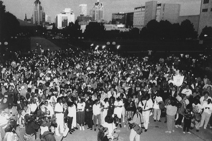 Lidé se scházejí na vigilii za oběti Jeffreyho Dahmera na MacArthur Square v Milwaukee, 6. srpna 1991.