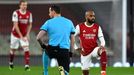 Rozhodčí a hráč Arsenalu Alexandre Lacazette klečí před čtvrtfinále EL Arsenal - Slavia