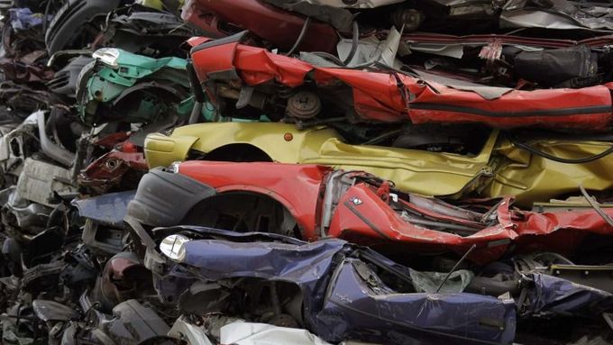 Státní prémie za sešrotování starého auta ovlivní pokles prodejů v Evropě v letošním roce.