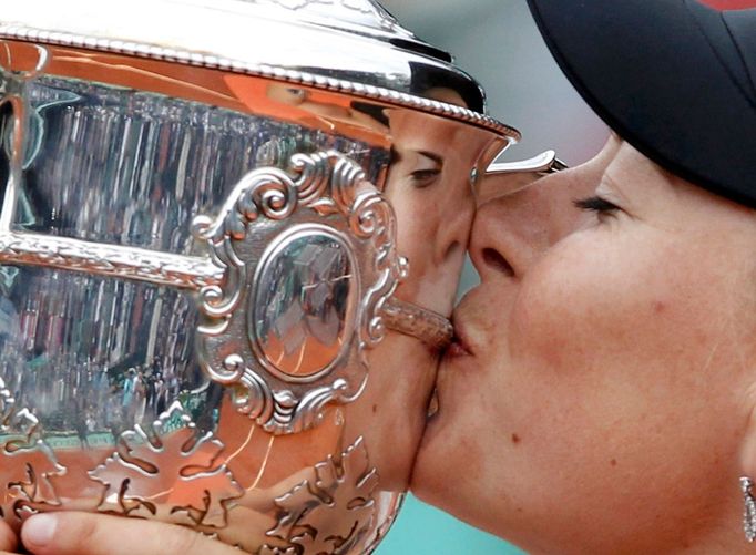 Maria Šarapovová se raduje s trofejí po finále French Open 2012