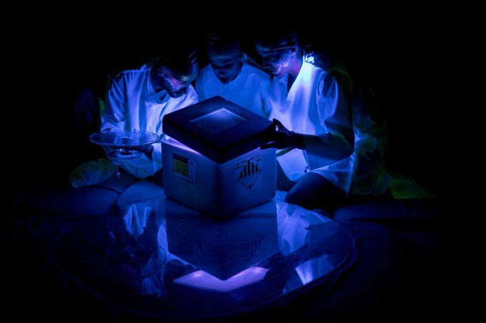 Snímek z inscenace Tumor – Polyamor.