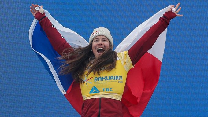 Eva Adamczyková slaví titul mistryně světa ve snowboardcrossu na MS v Bakuriani 2023