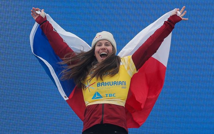 Eva Adamczyková slaví titul mistryně světa ve snowboardcrossu na MS v Bakuriani 2023