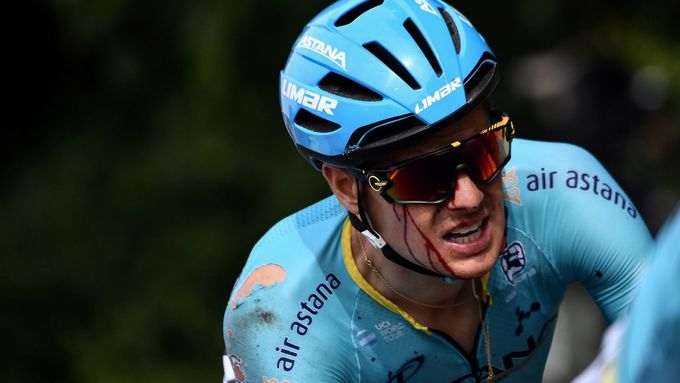 Jakob Fuglsang po pádu během první etapy Tour de France 2019