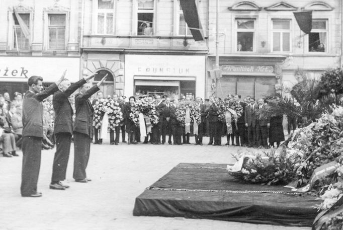 Veřejná tryzna za oběti červencového bombardování Pardubic se konala na Perštýnském náměstí, kde nacisté využili smuteční akce k proti-spojenecké propagandě