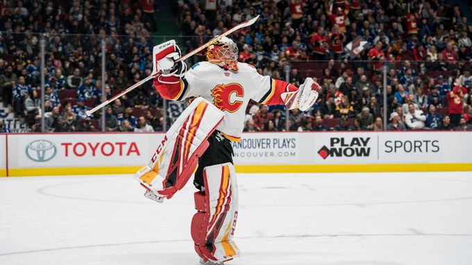 David Rittich oslavuje branku svého týmu Calgary Flames v NHL.
