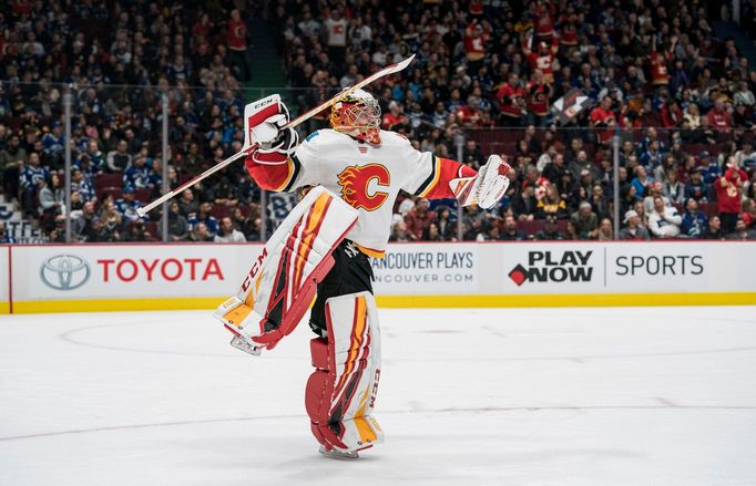 NHL 2019/20, Vancouver - Calgary: Brankář Calgary David Rittich slaví gól Seana Monahana.
