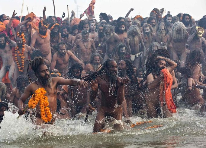 Naga sadhus or Hindu holy men attend the first "Shahi Snan" (grand bath) at the ongoing "Kumbh Mela", or Pitcher Festival, in the northern Indian city of Allahabad January 14, 2013. During the festival, Hindus take part in a religious gathering on the banks of the river Ganges. "Kumbh Mela" will return to Allahabad again in 12 years. REUTERS/Ahmad Masood (INDIA - Tags: RELIGION SOCIETY) TEMPLATE OUT Published: Led. 14, 2013, 6:58 dop.