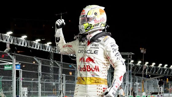 Max Verstappen z Red Bullu slaví vítězství ve VC Las Vegas formule 1 2023