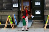 Cedule před volevní místností v Edinburgu se snaží ulovit poslední voliče.