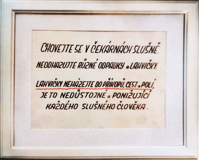 K Mikoláškovi chodilo s lahvičkami s močí tak mnoho pacientů, že bylo nutné nutné v čekárně umístit i takovéto cedule, aby se předešlo narušení veřejných pořádků v obci.