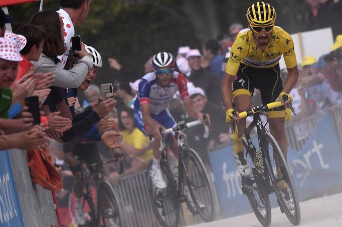 6. etapa Tour de France 2019: Julian Alaphilippe (ve žlutém) a Thibaut Pinot