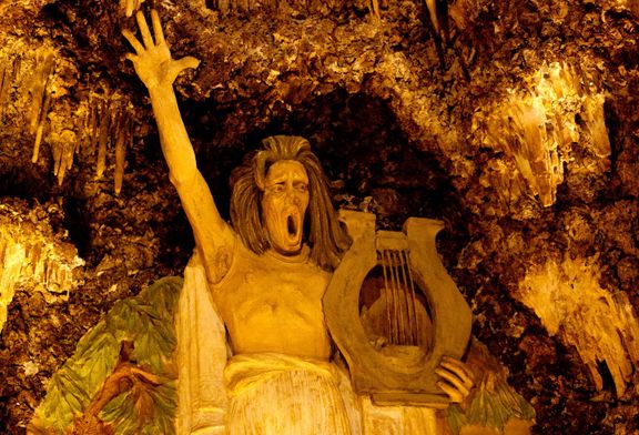 Orfeus je jednou z hlavních dominant jeskyně. Zpívá v ní tklivé písně.