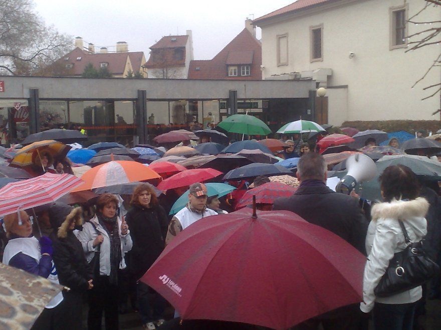 Učitelé předávají komunistům petici