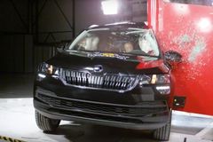 Škoda Karoq v nárazových testech: Má plný počet hvězd, ale v aktivní bezpečnosti na VW nestačí