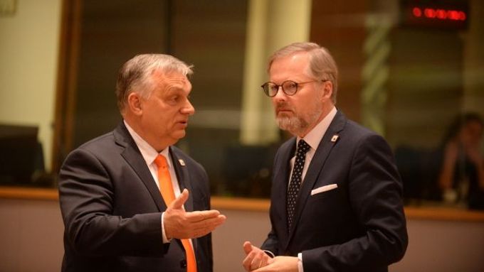 Tak co, pomůžeš mi zase? Maďarský premiér Viktor Orbán se svým českým protějškem Petrem Fialou. (Brusel, 30. května 2022).