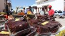 People buy dates at a stall in Somalia's capital Mogadishu as Muslims prepare for the fasting month of Ramadan, the holiest month in the Islamic calendar, July 8, 2013. REUTERS/Feisal Omar (SOMALIA - Tags: FOOD SOCIETY RELIGION) Published: Čec. 8, 2013, 12:07 odp.