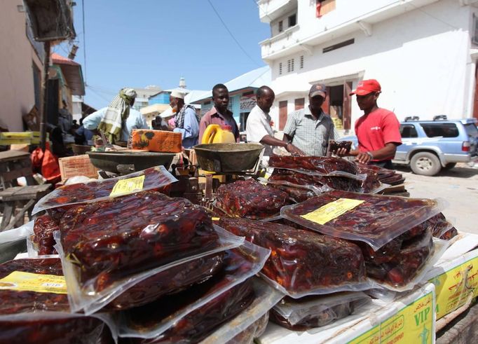 People buy dates at a stall in Somalia's capital Mogadishu as Muslims prepare for the fasting month of Ramadan, the holiest month in the Islamic calendar, July 8, 2013. REUTERS/Feisal Omar (SOMALIA - Tags: FOOD SOCIETY RELIGION) Published: Čec. 8, 2013, 12:07 odp.