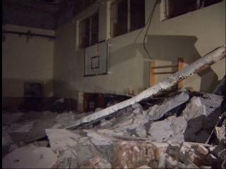 Pod tíhou sněhu se v Česku zřítilo několik střech