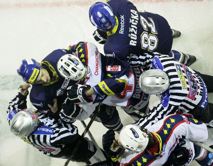 Hokej, extraliga: Kladno - Pardubice: David Růžička (82) - Jan Buchtele (46)