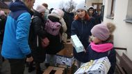 V Ostravě - Staré Bělé připravili místní lidé stovky potravinových balíčků a dárků uprchlíkům z Ukrajiny.